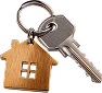 Металлический ключ на брелоке с деревянной ключницей в форме домика с четырьмя вырезами для окон — идеальный вариант для владельцев каркасных домов в Истре или тех, кто любит дома из бруса.